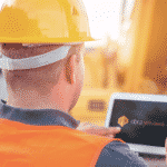 Engenheiro fazendo a gestão financeira da construtora.